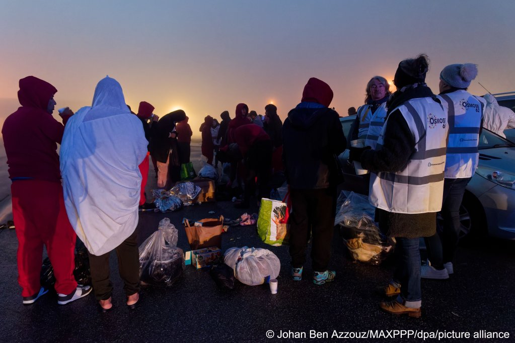 The migrants were helped by an association of volunteers Osmose 62. Their own belongings were wrapped up in plastic rubbish bags at their feet | Photo: Johan Ben Azzouz / picture alliance / dpa / MAXPPP