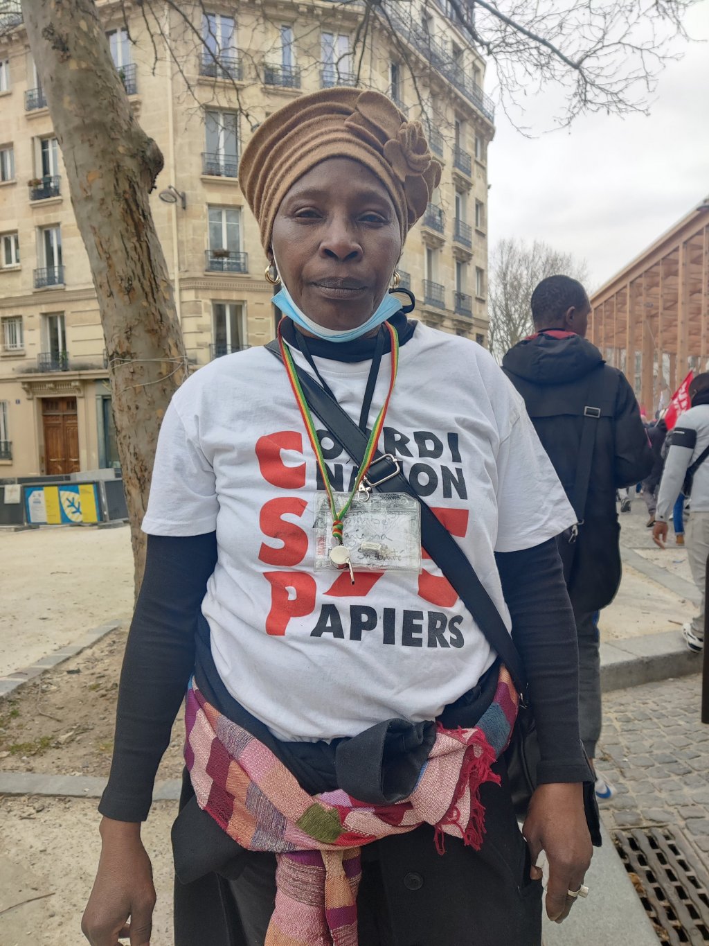 Mariama lors de la manifestation parisienne contre la loi asile et immigration, le 4 mars 2023. Crédit : Infomigrants