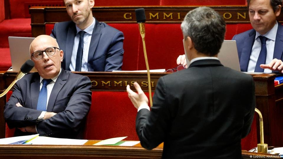 Eric Ciotti (left), leader of the center-right Republicans, who supported the amended bill. | Photo: LUDOVIC MARIN/AFP