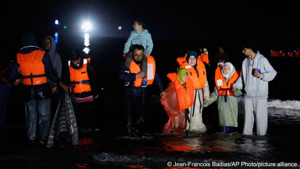 People smugglers often hide their illegal activities under the cloak of darkness | Photo: Jean-Francois Badiat/AP Photo/picture-alliance