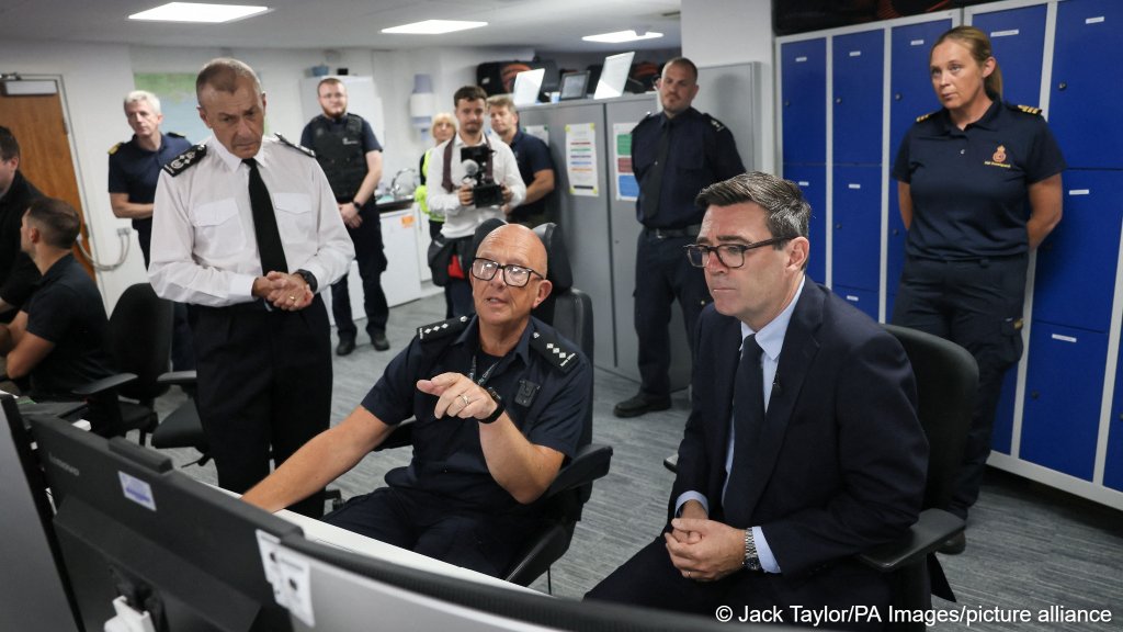 This is the HM Coastguard's Martime Rescue Coordination Center in Dover, Kent, on the south coast of England | Photo: Jack Taylor / PA Wire / picture alliance