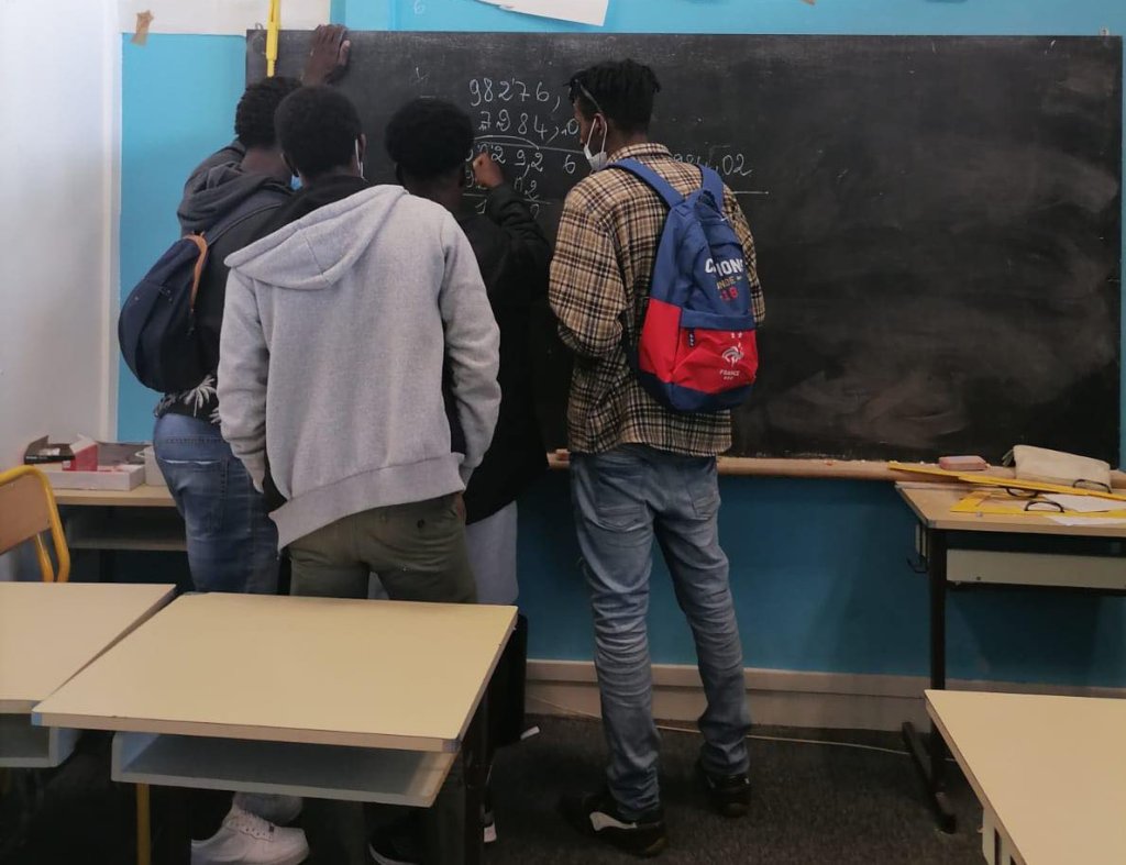 شاگردان در حال مرور درس‌های ریاضی. عکس از مهاجر نیوز 