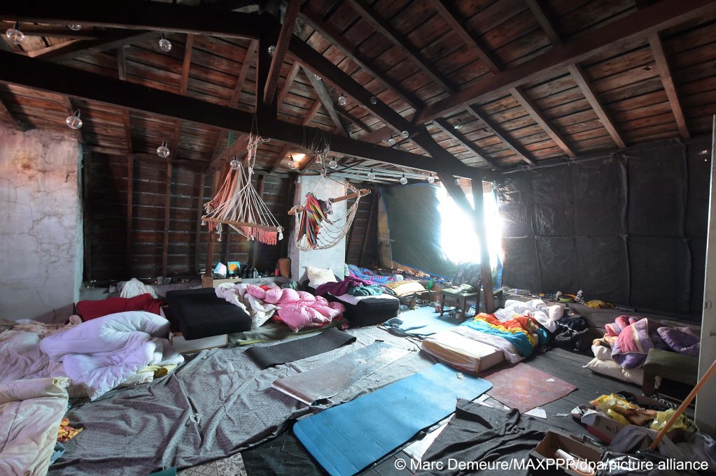 A picture of one of the sleeping areas in the squat at Rue Frédéric Sauvage in Calais | Photo: Marc Demeure / MAXPPP/ dpa / picture alliance