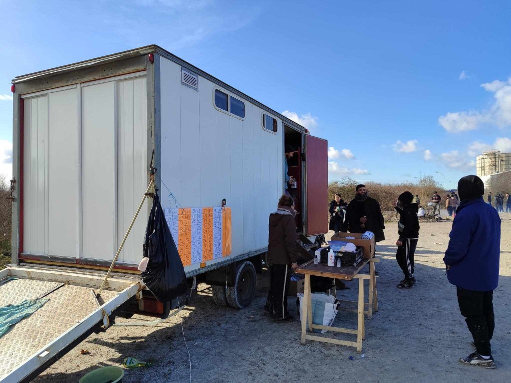 La Croix-Rouge française réfléchit, avec d'autres associations, à la reprise du camion-douche d'Help4Dunkerque, dont les bénévoles sont repartis. Seul problème : le manque de bras. Crédit : Help4Dunkerque