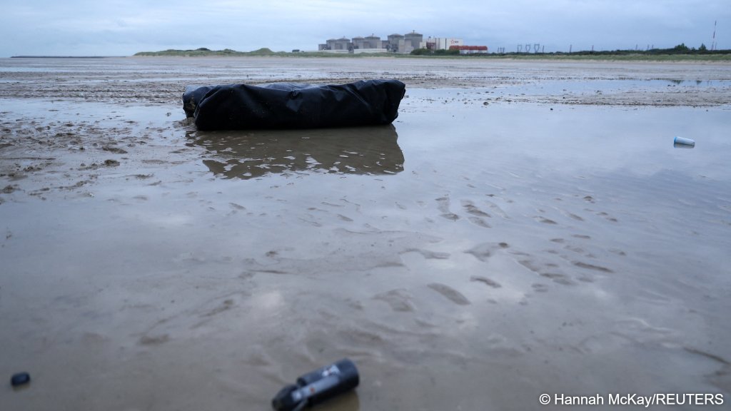 A dinghy left behind near Calais after police dispersed a group of migrants attempting to cross the English Channel irregularly in September | Photo: Hannah McKay / Reuters