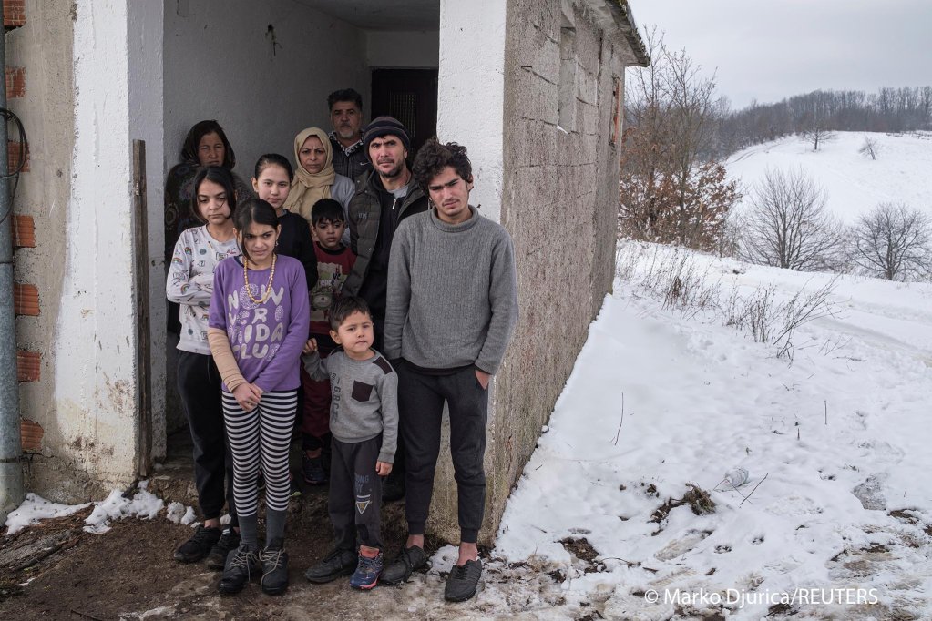 These migrant families from Iraq and Afghanistan live in an abandoned house in northwestern Bosnia | Photo: REUTERS/Marko Djurica