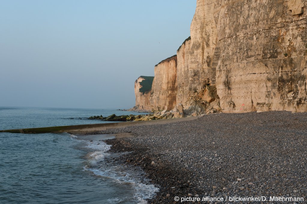 Photo for illustration: Dieppe in Normandy is surrounded by high cliffs. The journey by boat to the UK is long and highly dangerous | Photo: D. Maehrmann / picture alliance