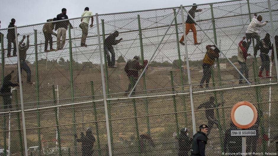 مهاجرون يتسلقون السياج الفاصل بين المغرب ومليلية