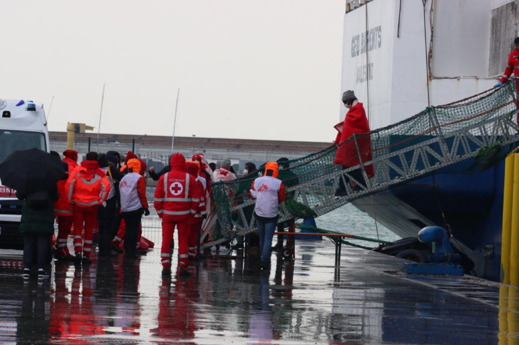 File photo: Migrants disembark from the Geo Barents in Ancona, a long way from the rescue zones in the central Mediterranean | Photo: Davide Gennari / ANSA
