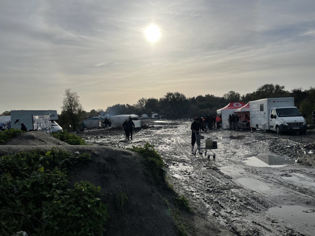 Lorsqu'il pleut, le camp de Loon-Plage, à Grande-Synthe, n'est plus qu'un vaste terrain de boue. Crédit : InfoMigrants