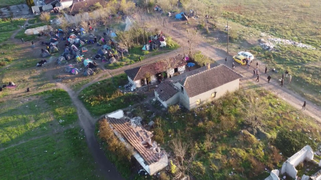 Tents and abandoned buildings that make up a squat near the Hungarian border, Serbia, December 2022 | Image: Predrag Barbul