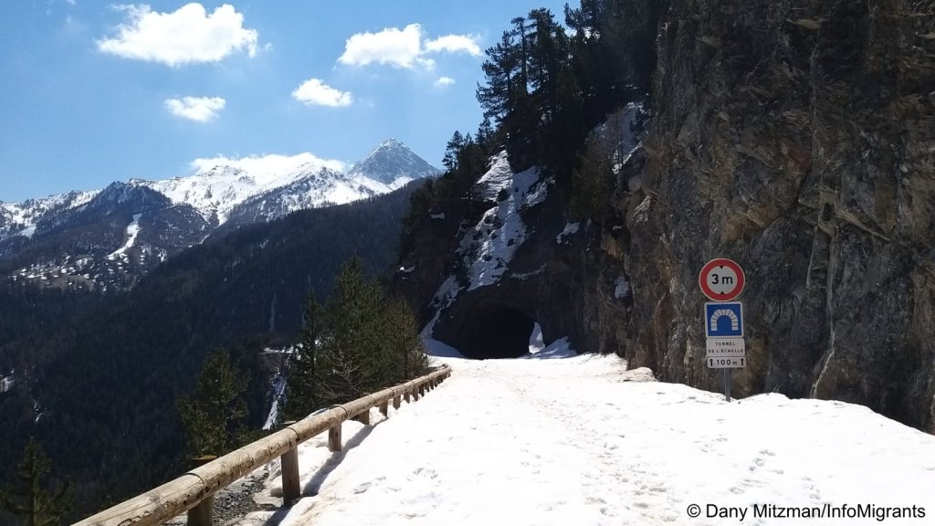 From file: Mountain paths high up in the French Alps remain snowy even in the spring | Photo: Dany Mitzman / InfoMigrants