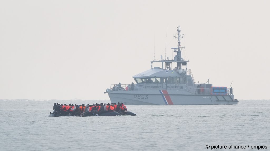 A group of people thought to be migrants onboard a small boat leaving the beach at Gravelines, France, in an attempt to reach the UK by crossing the English Channel on May 31, 2025 | Photo: Gareth Fuller/empics/picture-alliance