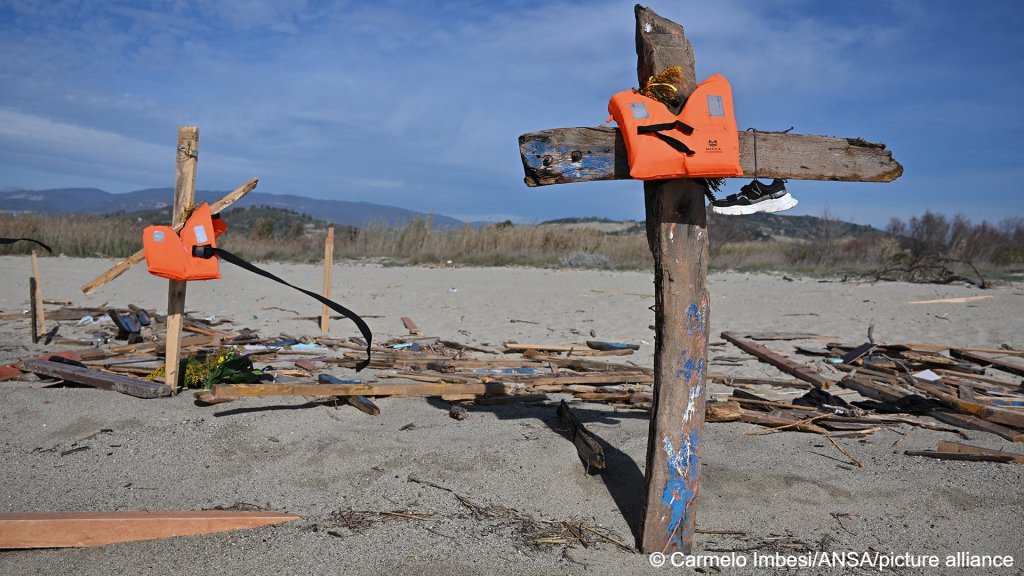 File photo: Crosses with life vests have been set up at the site of the shipwreck of a migrant boat off Cutro, southern Italy, on February 26, 2023 | Photo: Carmelo Imbesi/ANSA/picture alliance