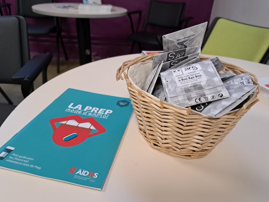 در مرکز بهداشت جنسی و تداوی بیماری های مقاربتی در پاریس، کاندوم ها برای جلوگیری از امراض مقاربتی رایگان است. عکس: مهاجرنیوز 