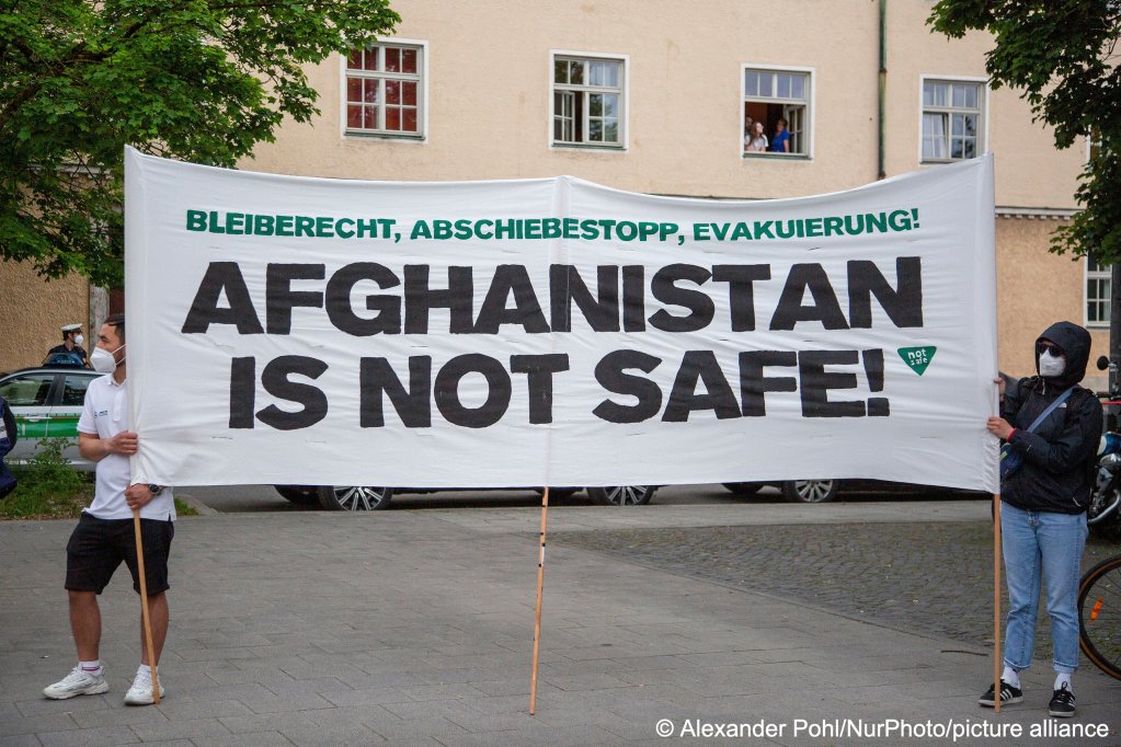 File photo: Protesters against deportations  to Afghanistan are seen demonstrating in Germany | Photo: Alexander Pohl / Nur Photo / picture alliance