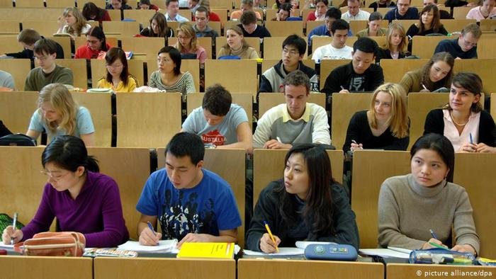 يحاول كثير من الطلبة المغاربة العائدين من أوكرانيا الحصول على مقعد دراسي بإحدى الجامعات الأروبية، منها الجامعات الألمانية. (الصورة لطلبة أجانب في جامعة كيمنتس التقنية)