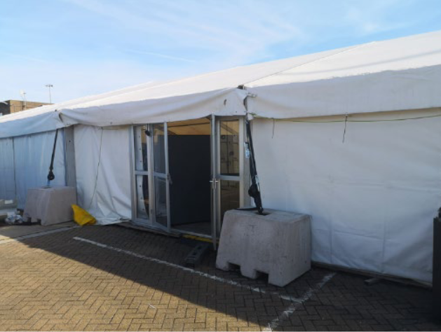 تم إدراج الخيمة الكبيرة في تاغ هافن على أنها "تقدم محدود" لتحسين مرافق الاحتجاز | الصورة: الخيمة من تقرير مفتشية السجون البريطانية