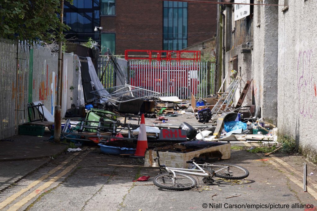 From file: Dublin faces a similar problem to many big cities in the UK. Asylum seekers and refugees are sometimes rendered homeless by the system, these tents were destroyed in a suspected attack | Photo: Niall Carson/empics/picture-aliance