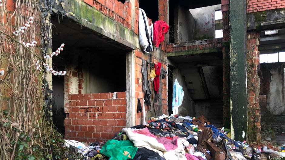 عشرات الرجال وجدوا لأنفسهم مأوى وسط أنقاض مصنع مهجور في البوسنة | الصورة: Marina Strauß / DW