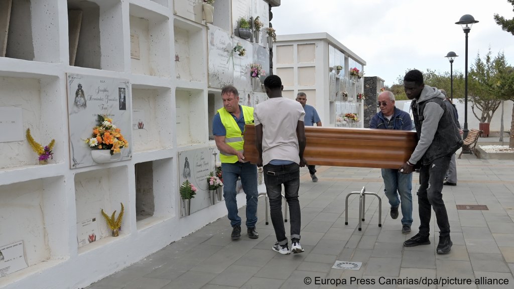 A funeral held for four migrants found dead as their boat arrived in El Hierro's La Restinga harbor earlier this week | Photo: Europa Press Canarias / dpa / picture alliance