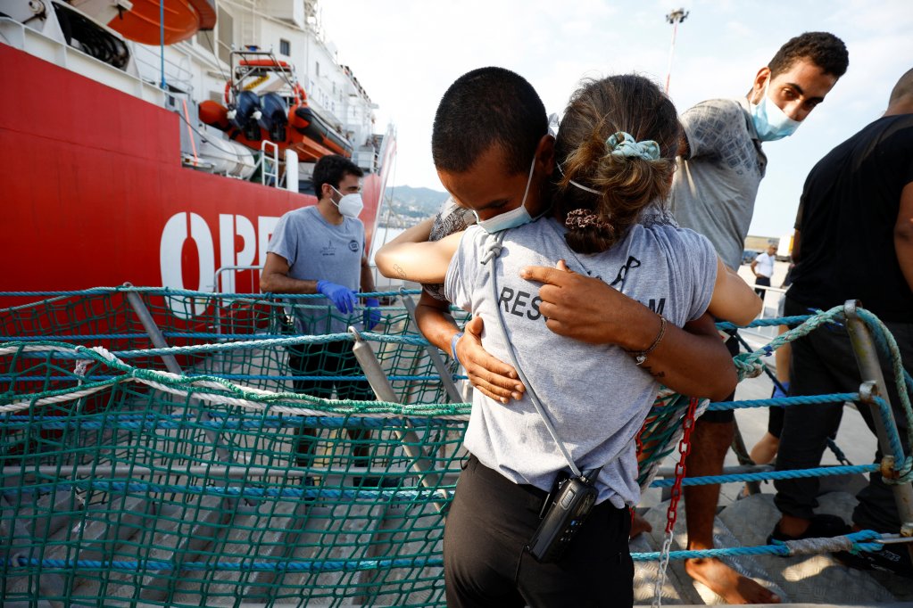 مهاجرون ينزلون من سفينة الإنقاذ Open Arms Uno في ميناء ميسينا ، صقلية ، إيطاليا 27 أغسطس ، 2022 | الصورة: خوان مدينا / رويترز