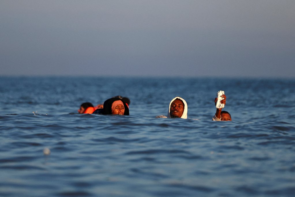In many instances, migrants who wish to cross the English Channel irregularly now have to wade through the water or even swim short distances to be picked up by a small boat, as patrols against smugglers along the French coast have significantly increased in 2025 | Photo: Reuters