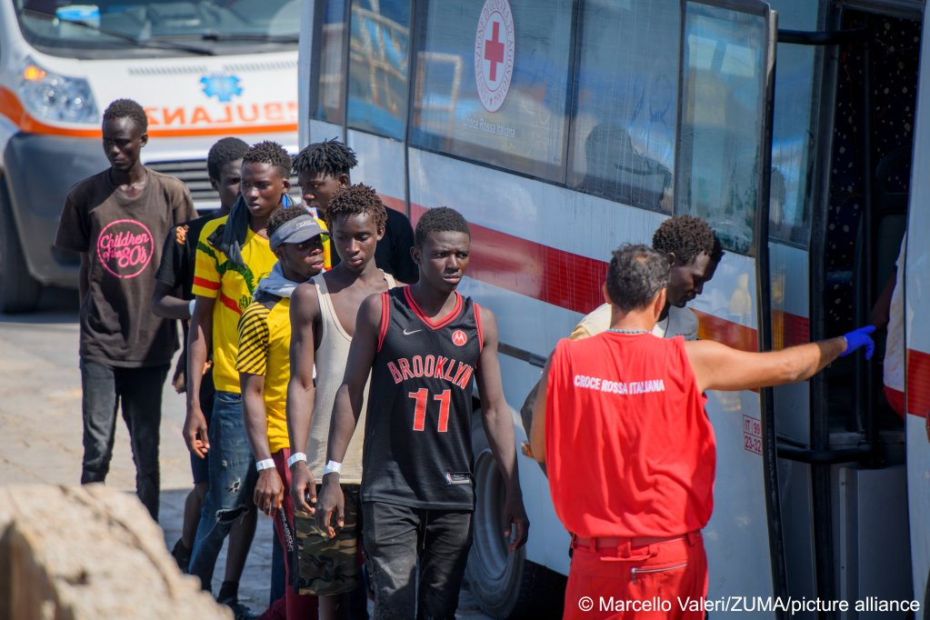 In the Port of Lampedusa Sub-Saharan migrants rescued by the Guardia di Finanza walk towards the Red Cross buses that will take them to the hotspot | Photo: Marcello Valeri/ZUMA/picture alliance