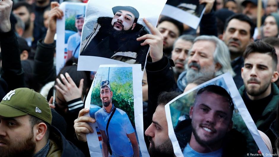 متظاهرون ضد العنصرية يحملون صور ضحايا الهجوم العنصري في مدنية هاناو