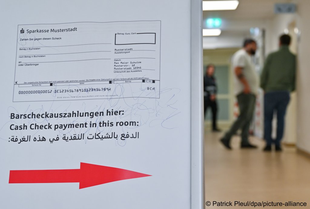 A signpost points to the cash check payment for asylum seekers in a branch office of an authority in the Märkisch-Oderland county east of Berlin