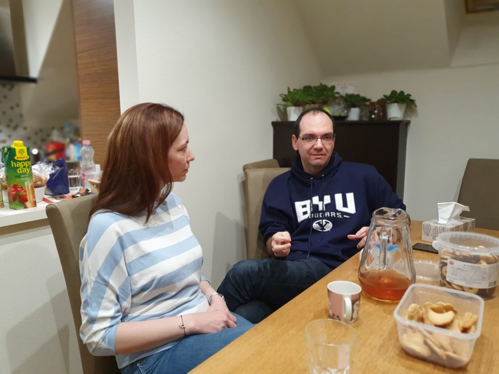 الزوجان الهنغاريان يستقبلان في منزلهما إينا الأوكرانية وطفلها.
