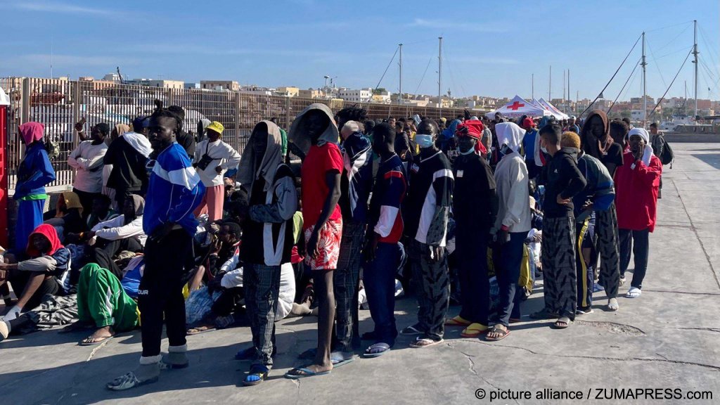 Newly arrived migrants are waiting all over Lampedusa to be taken to a reception center, which is already over-full. The authorities have promised to transfer as many as possible to Sicily and the Italian mainland | Photo: Elio Desiderio / ANSA