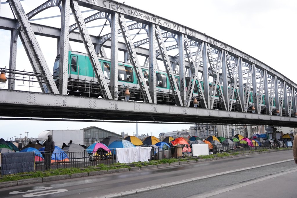 The camp between the Stalingrad and La Chapelle metro stations has continuously grown in recent weeks | Photo: InfoMigrants