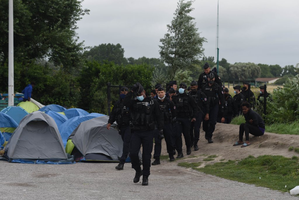 الشرطة الفرنسية في مخيم للمهاجرين في 28 تموز/يوليو 2021. الصورة: مهدي شبيل/مهاجرنيوز