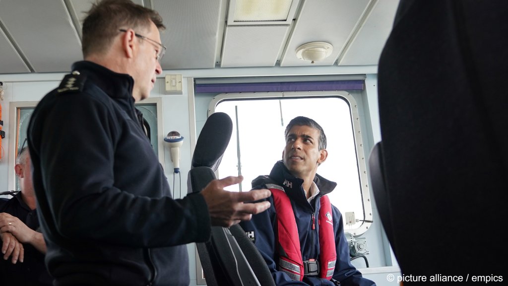 From file: British Prime Minister Rishi Sunak (right) has made it his mission to 'stop the small boats' in the Channel, it is one of five main policies of his premiership | Photo: picture alliance/empics/Yui Mok
