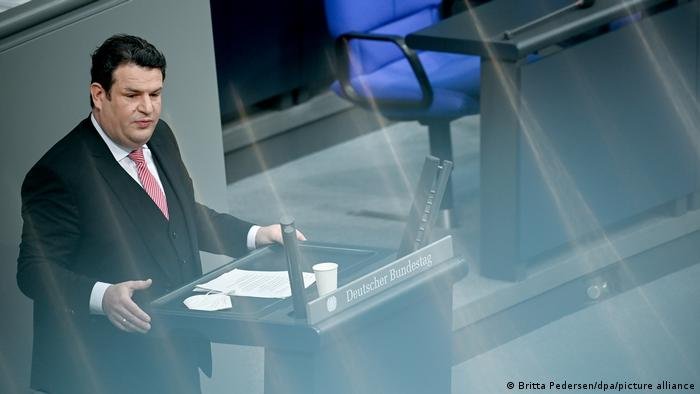 هوبرتوس هایل، وزیر کار آلمان فدرال: آوارگان جنگی نباید در بازار کار آلمان به استثمار گرفته شوند.