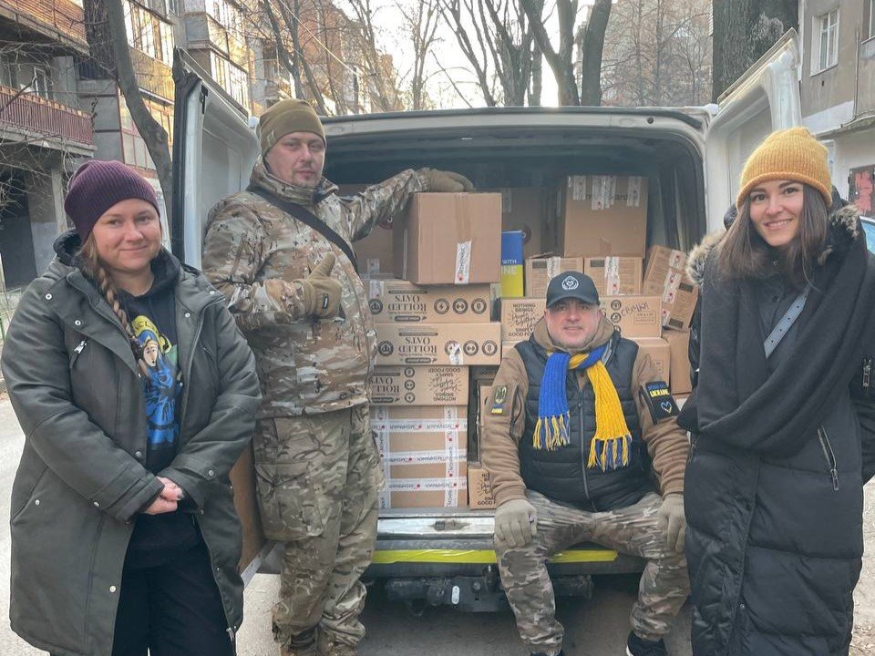 Irisha (right) with other Tavi Draugi volunteers in the Ukrainian city of Kharkiv | Photo: Tavi Draugi