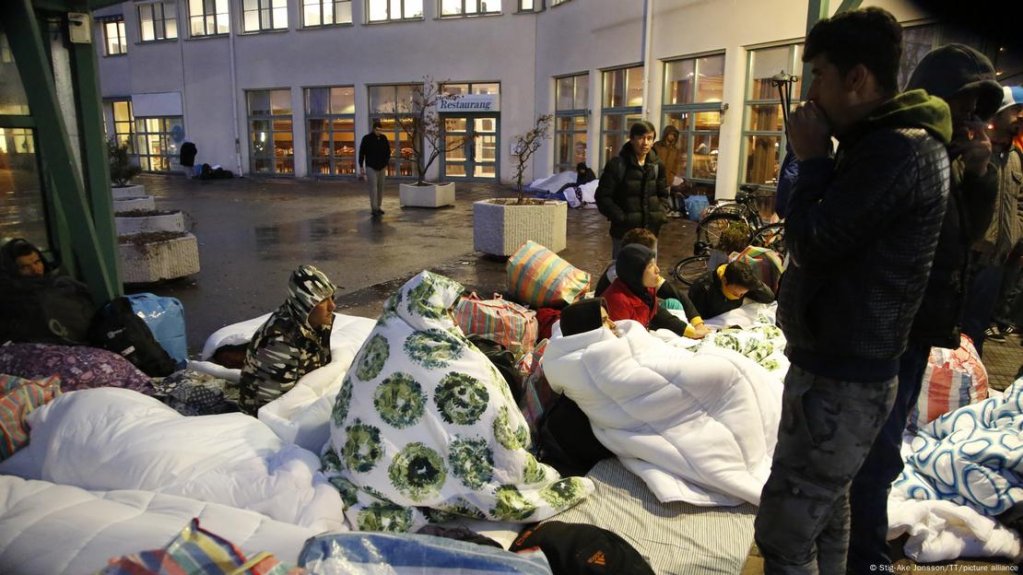 Often, asylum-seekers can wait for a long time to know their fate in Sweden. In 2015, refugees had to wait outside the Migration Agency's arrival center in the cold | Photo: Stig-Ake Jonsson/TT/picture alliance