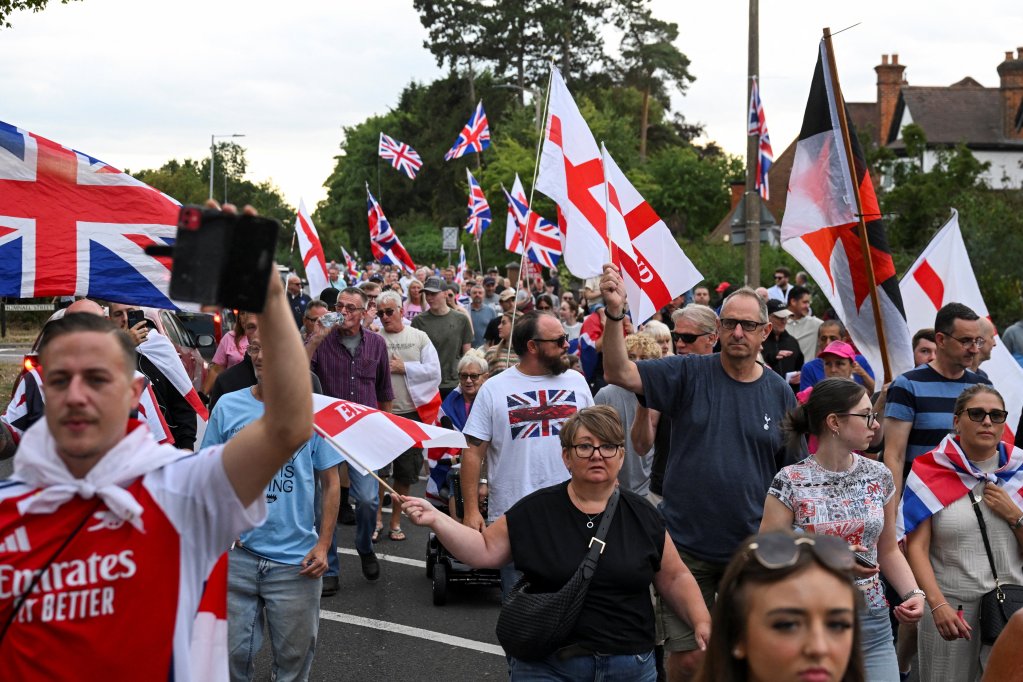Protesters turn up for a march against the presence of asylum seekers in the town of Epping, UK, August 24, 2025 | Photo: Reuters