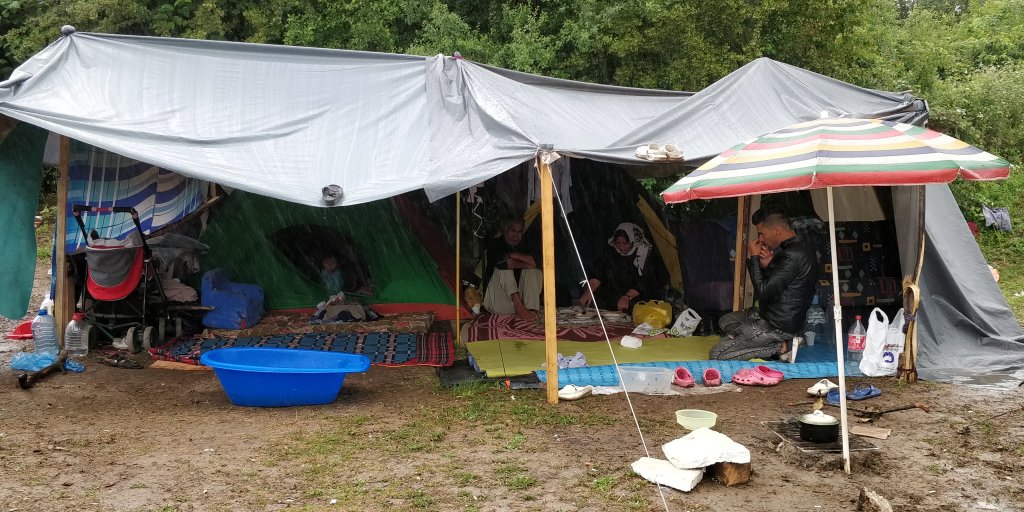 یک خانواده مهاجر افغان در کمپ ویلیکا کلادوشا، در نزدیکی مرز بوسنیا با کرواسیا/ عکس از مهاجر نیوز