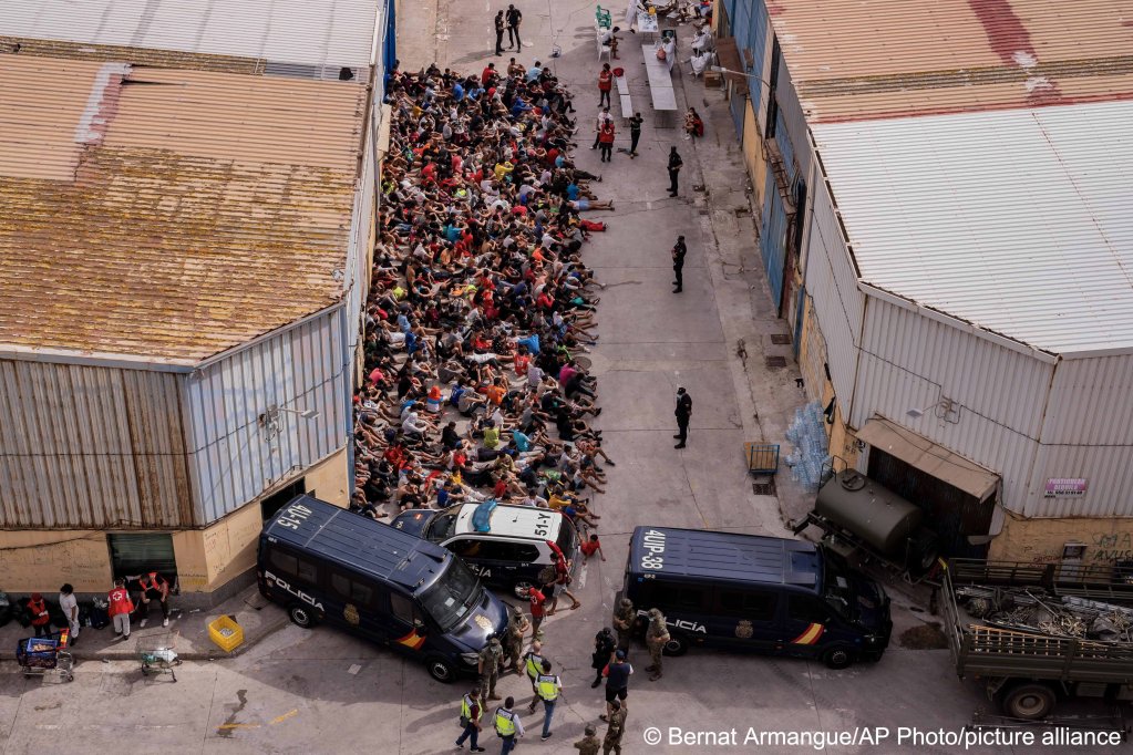 More than 1,500 children and teenagers made it to Ceuta in the last few days. The Spanish authorities are hoping that mainland regions will help ease the overcrowding in the small enclave | Photo: Bernat Armangue / AP Photo / picture alliance
