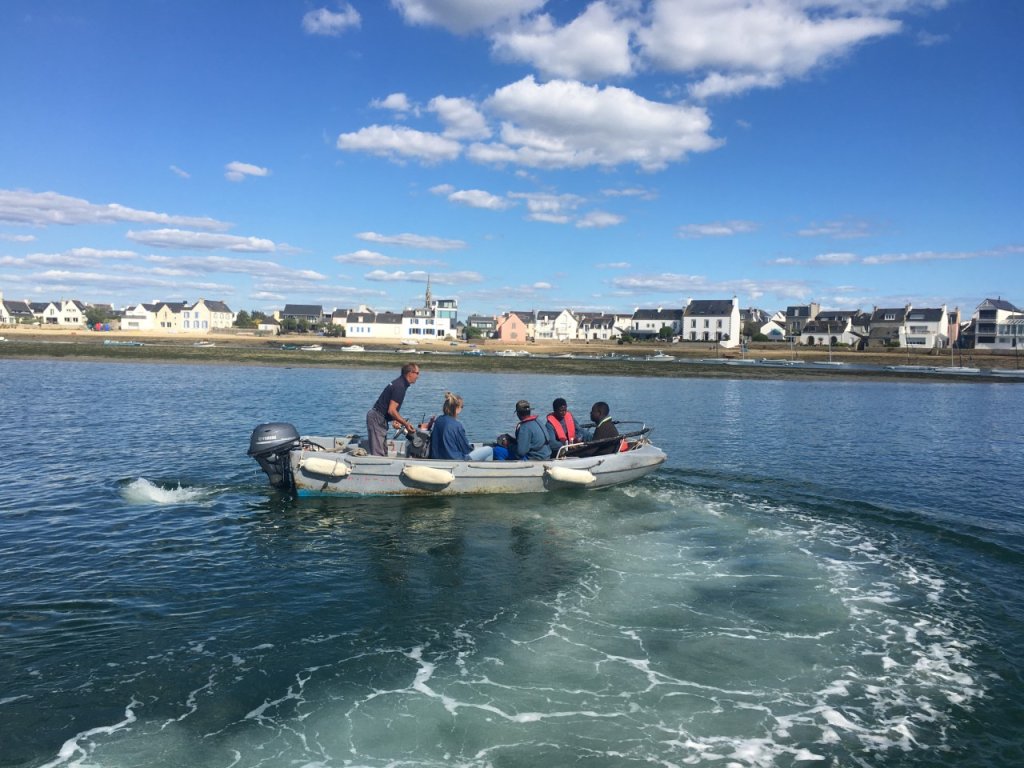 Un petit bateau amène les passagers jusqu'au Tanganyka, posté dans le port de l'Ile-Tudy. Crédit : InfoMigrants