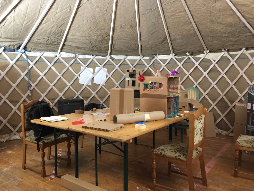A yurt provides a heated space within the sports hall at the Brückenplatz, Frankfurt an der Oder, November 24, 2021 | Photo: Marion MacGregor/InfoMigrants