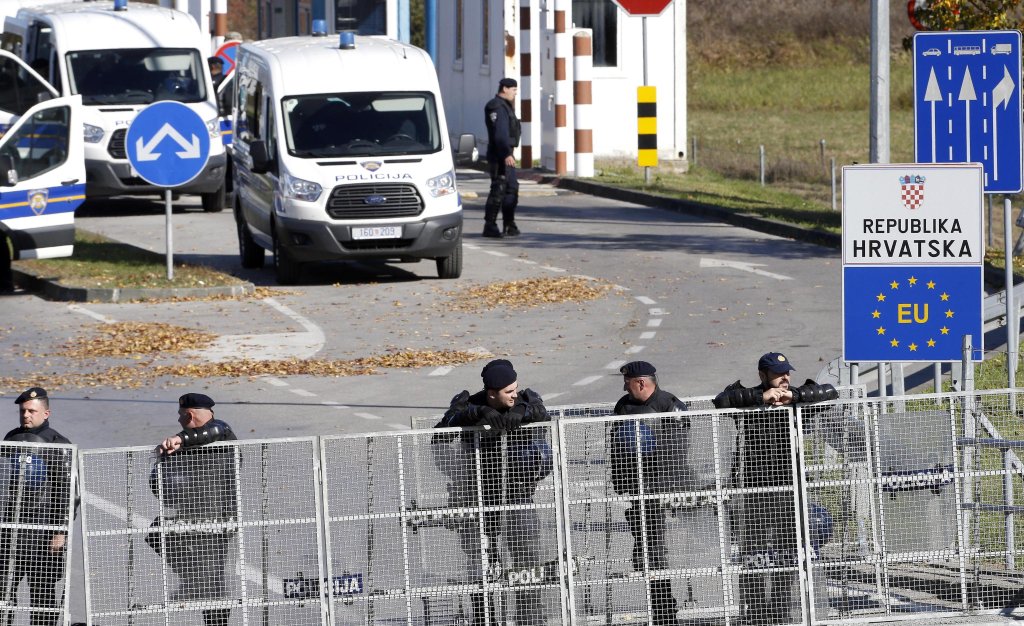 الشرطة الكرواتية تراقب المنطقة الحدودية في معبر ماليفاتس مع البوسنة.