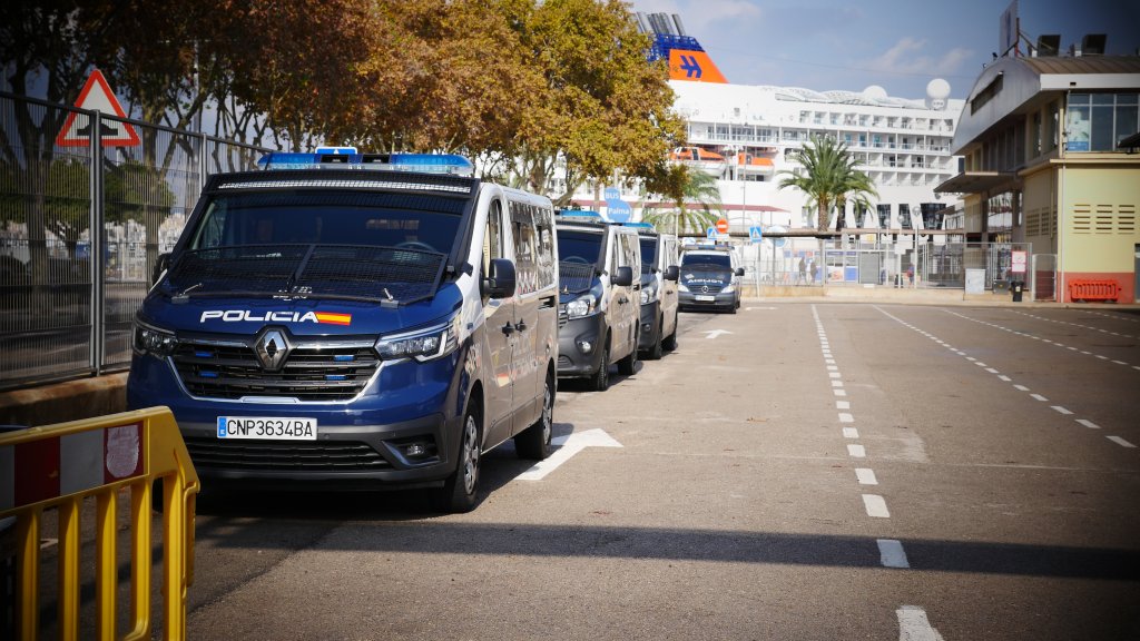 Police cars in front of the Palma ferry terminal in the Balearic Islands, October 15, 2025 | Photo: Romain Philips / InfoMigrants