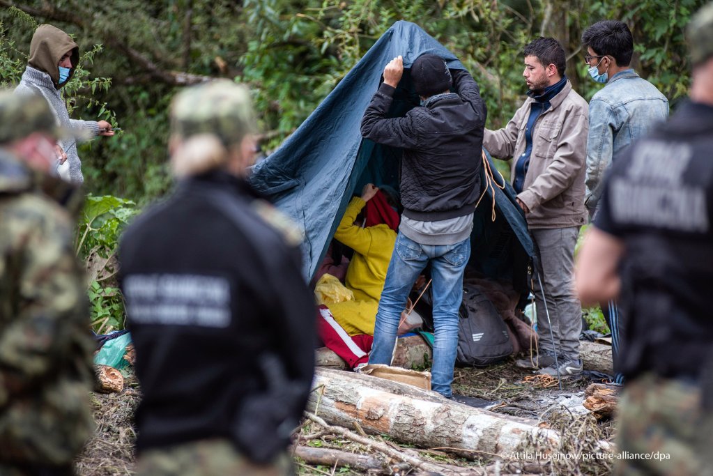 August 19, 2021, Usnarz Gorny, Poland: Afghan migrants seen putting up a tent on the Polish-Belarusian border | Photo: Attila Husejnow/SOPA Images via ZUMA Press Wire
