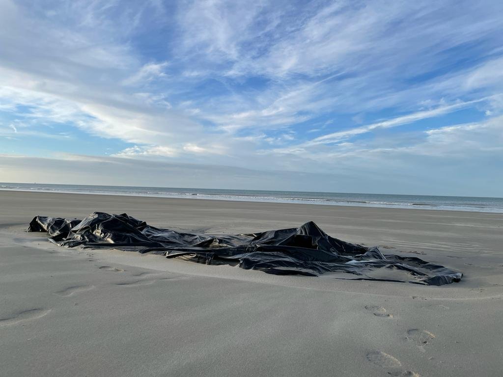 A deflated migrant boat on a beach, a few kilometers from the Loon Plage camp, near Dunkirk, in November 2022. Photo : InfoMigrants