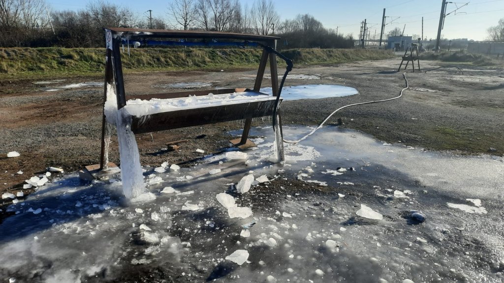 Nécessaire, le point fixe d'eau potable installé par les collectivités locales à une extrémité des camps reste inadapté aux besoins des 600 personnes s'y trouvant, selon les associations. Il s'est aussi révélé inaccessible par grand froid. Crédit : Olivier Schitteck