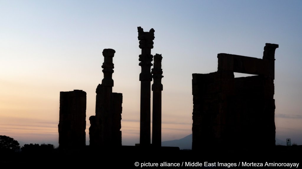 File photo used as illustration: Silhouettes of columns stand against the sky in Persepolis, Marvdasht, Fars, Iran on November 6, 2024, the archaeological site is one of the most important from the ancien Persian world | Photo: Morteza Aminoroayayi / picture alliance / Middle East Images