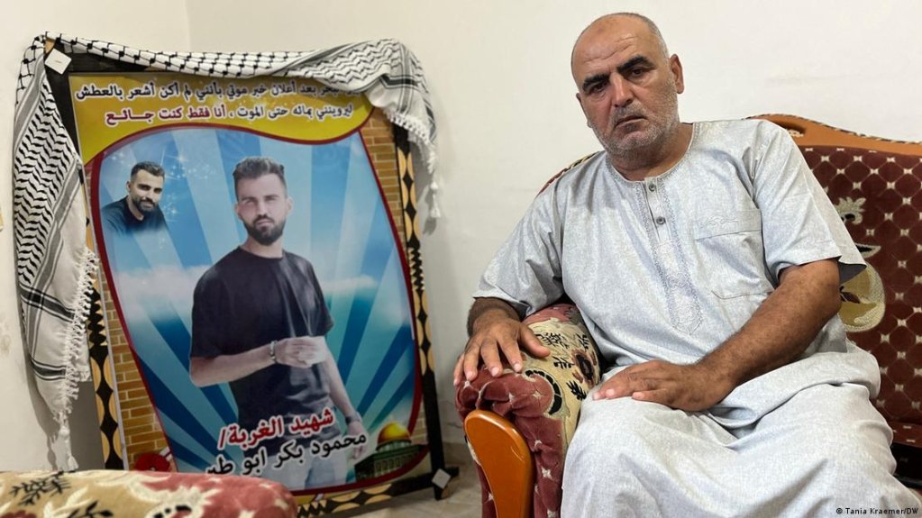 Baker Abu Tayer says he feels immense loss and sadness over the death of this son. The boat he was on sank in the Mediterranean on the way to a Greek island. | Photo: Tania Kraemer, DW